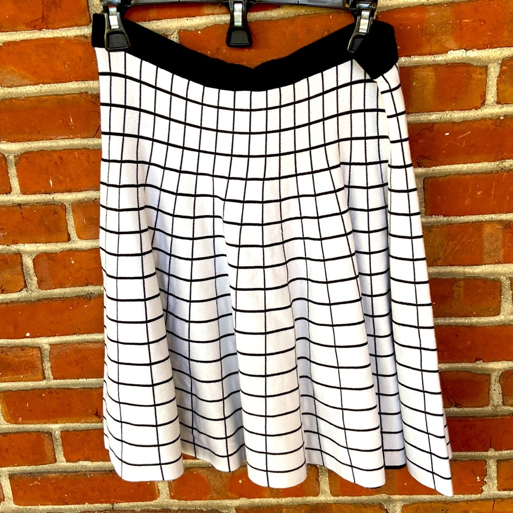 Beautiful skirt in white and black by Saks Fifth avenue